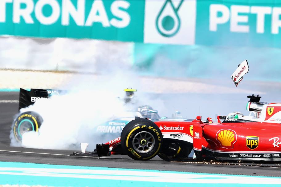 La Ferrari di Vettel danneggiata dopo l&#39;impatto. Getty